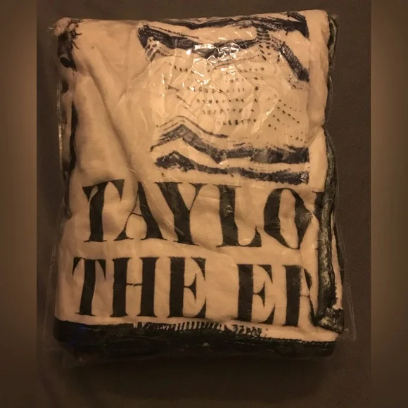 NEW Taylor Swift The Eras Tour Fleece Blanket - Picture 3 of 11